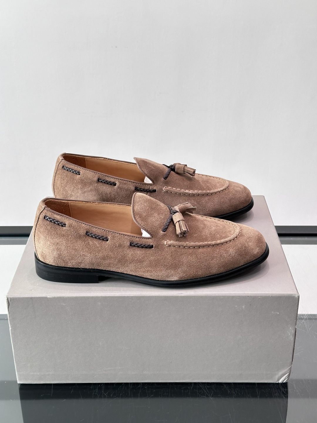 Brunello Cucinelli 男士一脚蹬休闲鞋👟柔软麂皮鞋面，内里皮革，穿着舒适，橡胶鞋底耐磨又