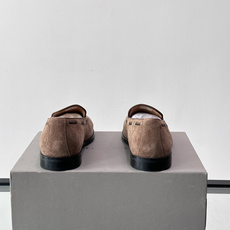 Brunello Cucinelli 男士一脚蹬休闲鞋👟柔软麂皮鞋面,内里皮革,穿着舒适,橡胶鞋底耐磨又 Brunello Cucinelli 男士一脚蹬休闲鞋👟柔软麂皮鞋面,内里皮革,穿着舒适,橡胶鞋底耐磨又