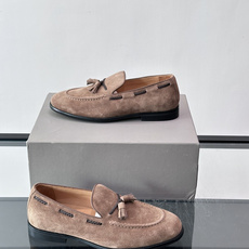 Brunello Cucinelli 男士一脚蹬休闲鞋👟柔软麂皮鞋面,内里皮革,穿着舒适,橡胶鞋底耐磨又 Brunello Cucinelli 男士一脚蹬休闲鞋👟柔软麂皮鞋面,内里皮革,穿着舒适,橡胶鞋底耐磨又