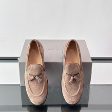 Brunello Cucinelli 男士一脚蹬休闲鞋👟柔软麂皮鞋面,内里皮革,穿着舒适,橡胶鞋底耐磨又 Brunello Cucinelli 男士一脚蹬休闲鞋👟柔软麂皮鞋面,内里皮革,穿着舒适,橡胶鞋底耐磨又