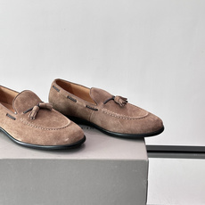 Brunello Cucinelli 男士一脚蹬休闲鞋👟柔软麂皮鞋面,内里皮革,穿着舒适,橡胶鞋底耐磨又 Brunello Cucinelli 男士一脚蹬休闲鞋👟柔软麂皮鞋面,内里皮革,穿着舒适,橡胶鞋底耐磨又