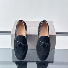 Brunello Cucinelli 男士一脚蹬休闲鞋👟柔软麂皮鞋面,内里皮革,穿着舒适,橡胶鞋底耐磨又 Brunello Cucinelli 男士一脚蹬休闲鞋👟柔软麂皮鞋面,内里皮革,穿着舒适,橡胶鞋底耐磨又