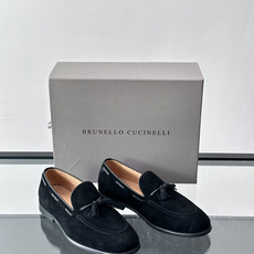 Brunello Cucinelli 男士一脚蹬休闲鞋👟柔软麂皮鞋面,内里皮革,穿着舒适,橡胶鞋底耐磨又 Brunello Cucinelli 男士一脚蹬休闲鞋👟柔软麂皮鞋面,内里皮革,穿着舒适,橡胶鞋底耐磨又