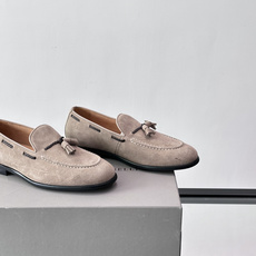 Brunello Cucinelli 男士一脚蹬休闲鞋👟柔软麂皮鞋面,内里皮革,穿着舒适,橡胶鞋底耐磨又 Brunello Cucinelli 男士一脚蹬休闲鞋👟柔软麂皮鞋面,内里皮革,穿着舒适,橡胶鞋底耐磨又