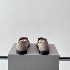 Brunello Cucinelli 男士一脚蹬休闲鞋👟柔软麂皮鞋面,内里皮革,穿着舒适,橡胶鞋底耐磨又 Brunello Cucinelli 男士一脚蹬休闲鞋👟柔软麂皮鞋面,内里皮革,穿着舒适,橡胶鞋底耐磨又