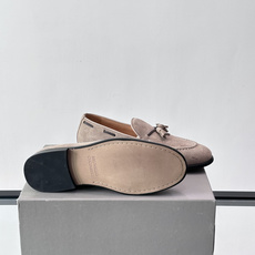 Brunello Cucinelli 男士一脚蹬休闲鞋👟柔软麂皮鞋面,内里皮革,穿着舒适,橡胶鞋底耐磨又 Brunello Cucinelli 男士一脚蹬休闲鞋👟柔软麂皮鞋面,内里皮革,穿着舒适,橡胶鞋底耐磨又