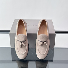 Brunello Cucinelli 男士一脚蹬休闲鞋👟柔软麂皮鞋面,内里皮革,穿着舒适,橡胶鞋底耐磨又 Brunello Cucinelli 男士一脚蹬休闲鞋👟柔软麂皮鞋面,内里皮革,穿着舒适,橡胶鞋底耐磨又