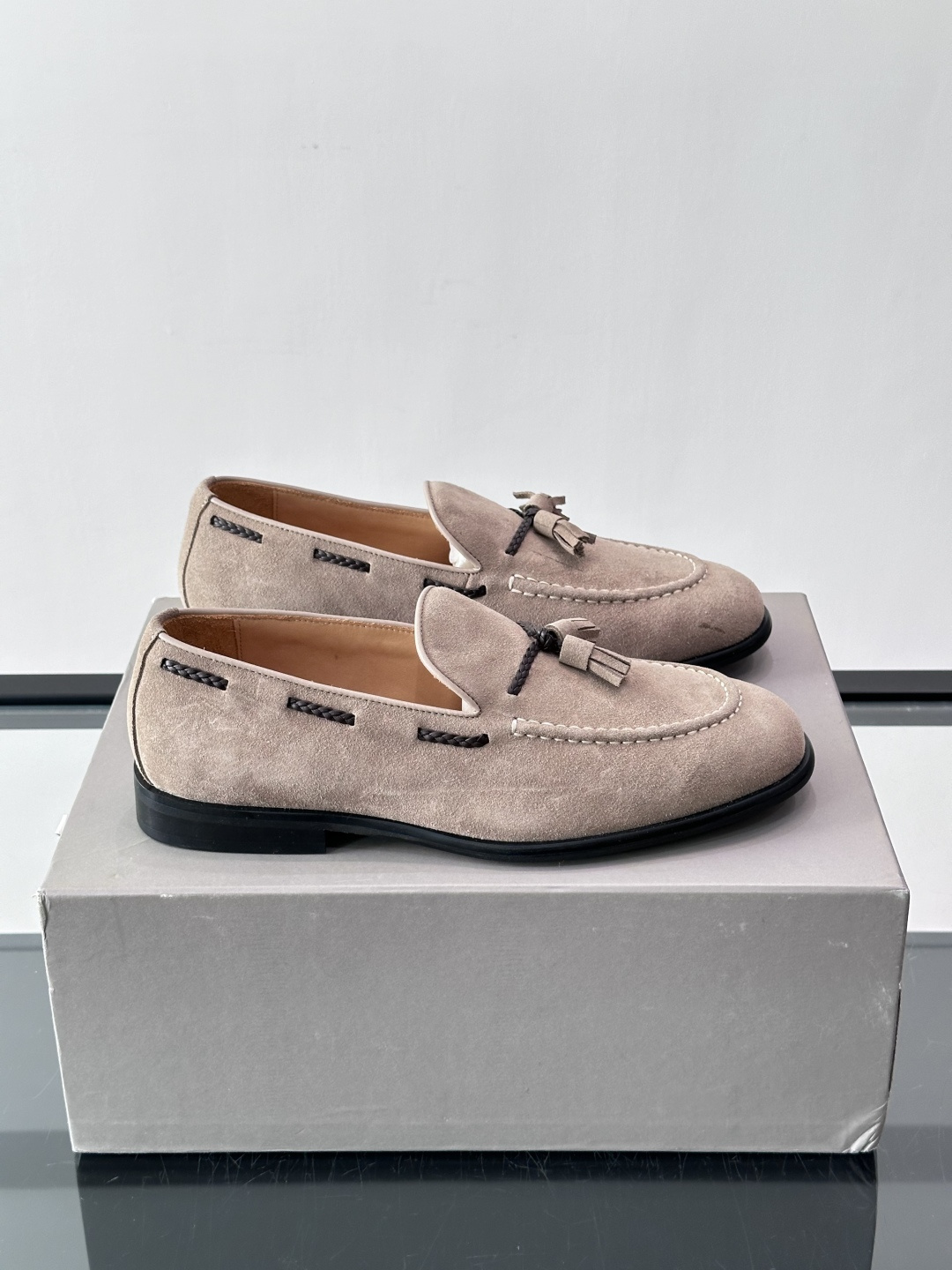 Brunello Cucinelli 男士一脚蹬休闲鞋👟柔软麂皮鞋面，内里皮革，穿着舒适，橡胶鞋底耐磨又