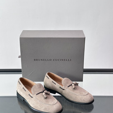 Brunello Cucinelli 男士一脚蹬休闲鞋👟柔软麂皮鞋面,内里皮革,穿着舒适,橡胶鞋底耐磨又 Brunello Cucinelli 男士一脚蹬休闲鞋👟柔软麂皮鞋面,内里皮革,穿着舒适,橡胶鞋底耐磨又