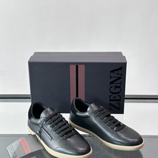 👞Zegna这款老钱风休闲鞋,选用牛皮。质感细腻低调,搭配浅色橡胶鞋底,简约又高级✨。鞋面有品牌标识,细 👞Zegna这款老钱风休闲鞋,选用牛皮。质感细腻低调,搭配浅色橡胶鞋底,简约又高级✨。鞋面有品牌标识,细