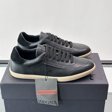 👞Zegna这款老钱风休闲鞋,选用牛皮。质感细腻低调,搭配浅色橡胶鞋底,简约又高级✨。鞋面有品牌标识,细 👞Zegna这款老钱风休闲鞋,选用牛皮。质感细腻低调,搭配浅色橡胶鞋底,简约又高级✨。鞋面有品牌标识,细