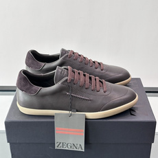 👞Zegna这款老钱风休闲鞋,选用牛皮。质感细腻低调,搭配浅色橡胶鞋底,简约又高级✨。鞋面有品牌标识,细 👞Zegna这款老钱风休闲鞋,选用牛皮。质感细腻低调,搭配浅色橡胶鞋底,简约又高级✨。鞋面有品牌标识,细