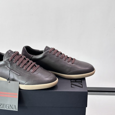 👞Zegna这款老钱风休闲鞋,选用牛皮。质感细腻低调,搭配浅色橡胶鞋底,简约又高级✨。鞋面有品牌标识,细 👞Zegna这款老钱风休闲鞋,选用牛皮。质感细腻低调,搭配浅色橡胶鞋底,简约又高级✨。鞋面有品牌标识,细
