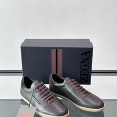 👞Zegna这款老钱风休闲鞋,选用牛皮。质感细腻低调,搭配浅色橡胶鞋底,简约又高级✨。鞋面有品牌标识,细 👞Zegna这款老钱风休闲鞋,选用牛皮。质感细腻低调,搭配浅色橡胶鞋底,简约又高级✨。鞋面有品牌标识,细