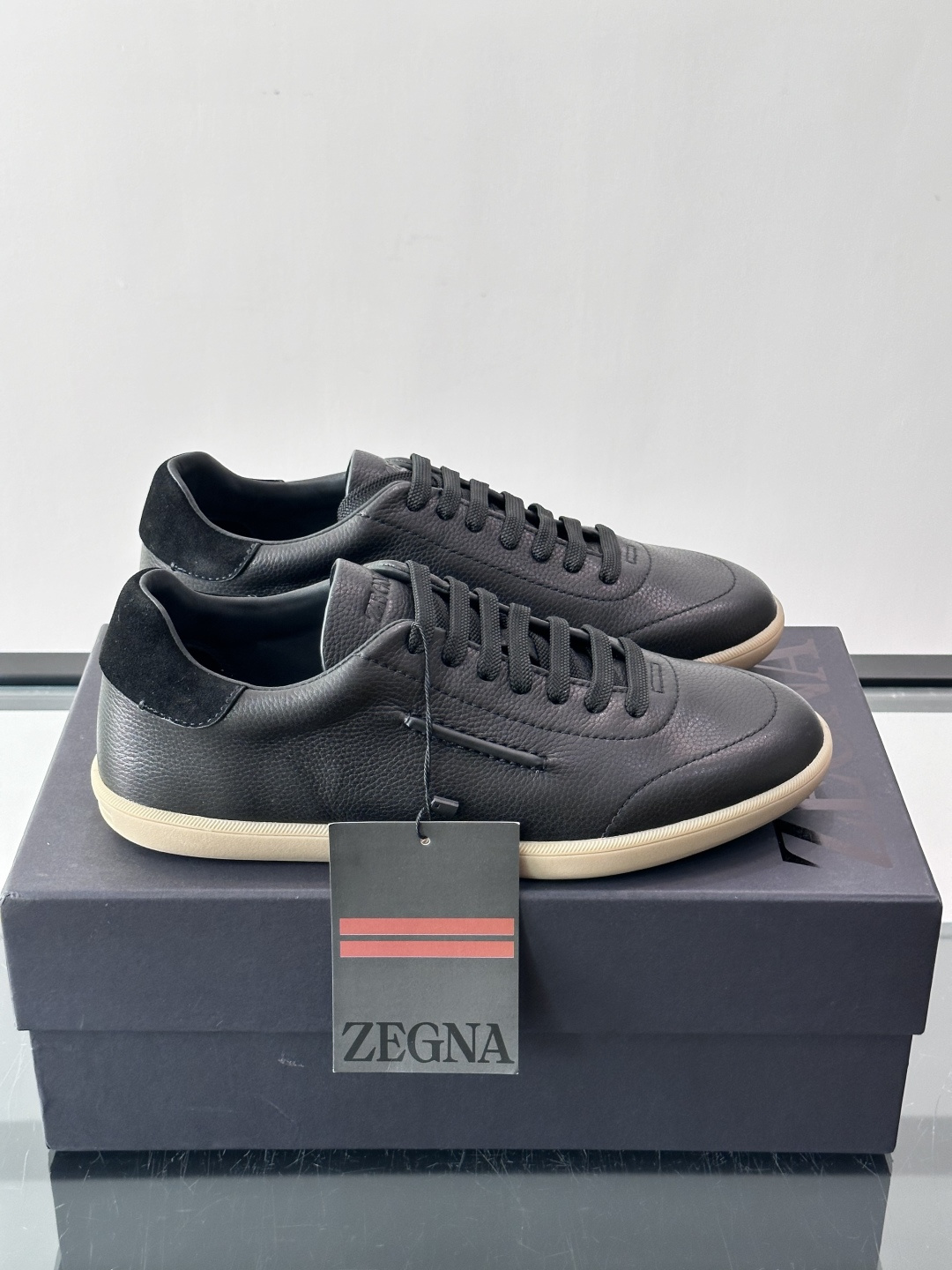 👞Zegna这款老钱风休闲鞋，选用牛皮。质感细腻低调，搭配浅色橡胶鞋底，简约又高级✨。鞋面有品牌标识，细