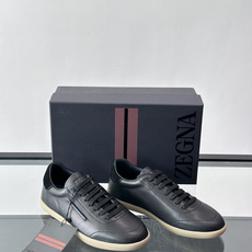 👞Zegna这款老钱风休闲鞋,选用牛皮。质感细腻低调,搭配浅色橡胶鞋底,简约又高级✨。鞋面有品牌标识,细 👞Zegna这款老钱风休闲鞋,选用牛皮。质感细腻低调,搭配浅色橡胶鞋底,简约又高级✨。鞋面有品牌标识,细