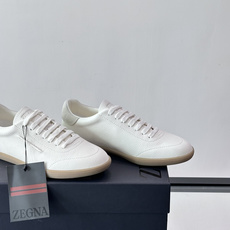👞Zegna这款老钱风休闲鞋,选用牛皮。质感细腻低调,搭配浅色橡胶鞋底,简约又高级✨。鞋面有品牌标识,细 👞Zegna这款老钱风休闲鞋,选用牛皮。质感细腻低调,搭配浅色橡胶鞋底,简约又高级✨。鞋面有品牌标识,细