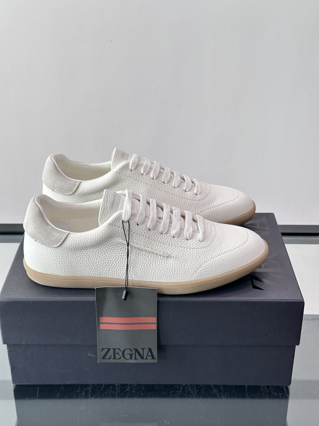 👞Zegna这款老钱风休闲鞋，选用牛皮。质感细腻低调，搭配浅色橡胶鞋底，简约又高级✨。鞋面有品牌标识，细