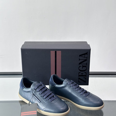 👞Zegna这款老钱风休闲鞋,选用牛皮。质感细腻低调,搭配浅色橡胶鞋底,简约又高级✨。鞋面有品牌标识,细 👞Zegna这款老钱风休闲鞋,选用牛皮。质感细腻低调,搭配浅色橡胶鞋底,简约又高级✨。鞋面有品牌标识,细