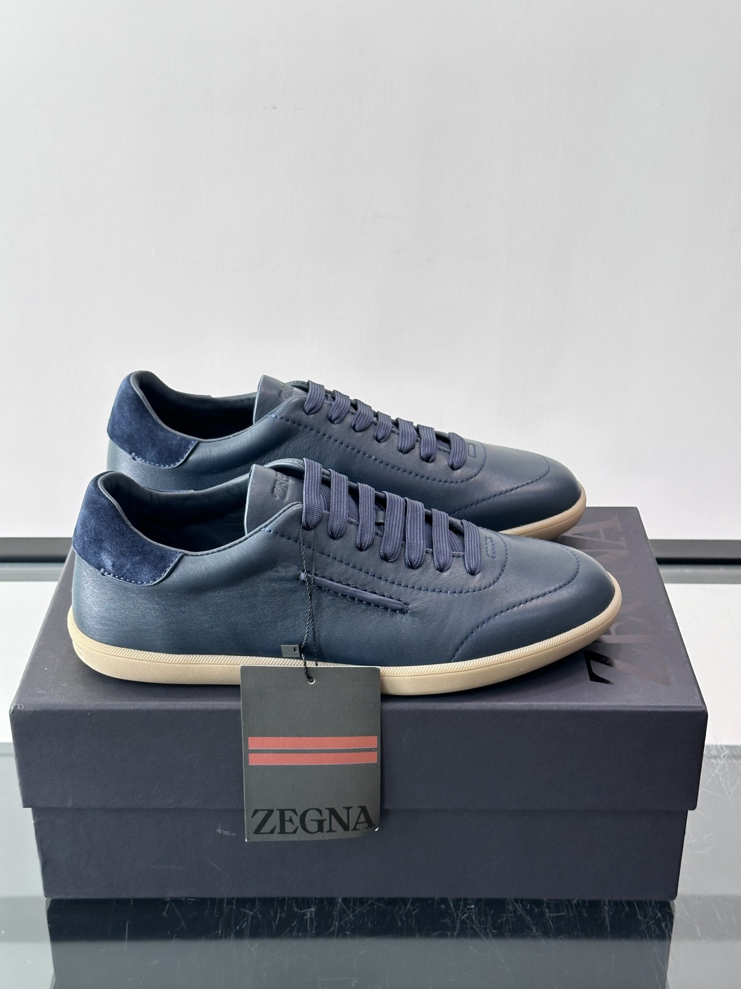 👞Zegna这款老钱风休闲鞋，选用牛皮。质感细腻低调，搭配浅色橡胶鞋底，简约又高级✨。鞋面有品牌标识，细
