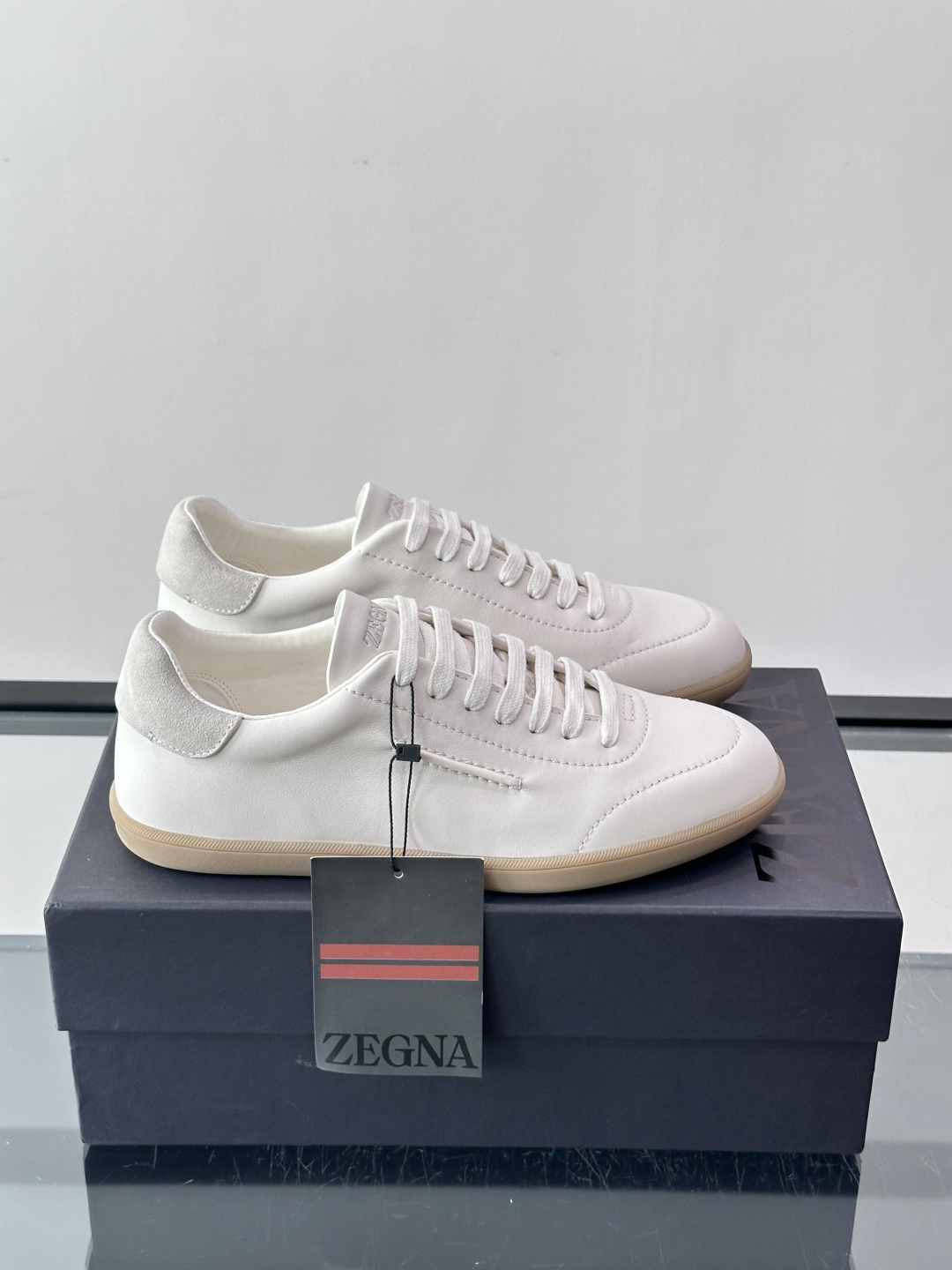 👞Zegna这款老钱风休闲鞋，选用牛皮。质感细腻低调，搭配浅色橡胶鞋底，简约又高级✨。鞋面有品牌标识，细
