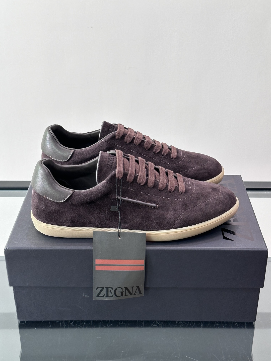 👞Zegna这款老钱风休闲鞋，选用麂皮，质感细腻低调，搭配浅色橡胶鞋底，简约又高级✨。鞋面有品牌标识，细