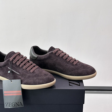 👞Zegna这款老钱风休闲鞋,选用麂皮,质感细腻低调,搭配浅色橡胶鞋底,简约又高级✨。鞋面有品牌标识,细 👞Zegna这款老钱风休闲鞋,选用麂皮,质感细腻低调,搭配浅色橡胶鞋底,简约又高级✨。鞋面有品牌标识,细