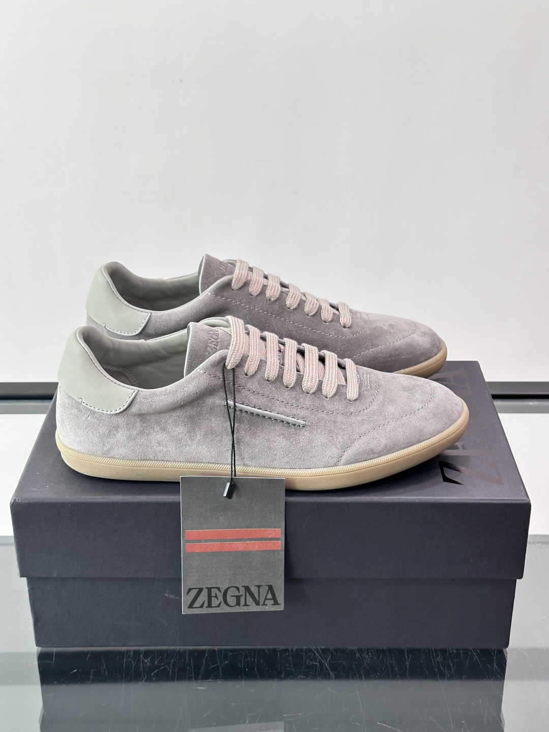 👞Zegna这款老钱风休闲鞋，选用麂皮，质感细腻低调，搭配浅色橡胶鞋底，简约又高级✨。鞋面有品牌标识，细