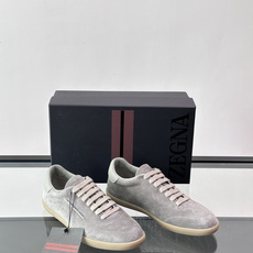 👞Zegna这款老钱风休闲鞋,选用麂皮,质感细腻低调,搭配浅色橡胶鞋底,简约又高级✨。鞋面有品牌标识,细 👞Zegna这款老钱风休闲鞋,选用麂皮,质感细腻低调,搭配浅色橡胶鞋底,简约又高级✨。鞋面有品牌标识,细