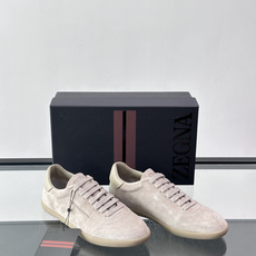 👞Zegna这款老钱风休闲鞋,选用麂皮,质感细腻低调,搭配浅色橡胶鞋底,简约又高级✨。鞋面有品牌标识,细 👞Zegna这款老钱风休闲鞋,选用麂皮,质感细腻低调,搭配浅色橡胶鞋底,简约又高级✨。鞋面有品牌标识,细