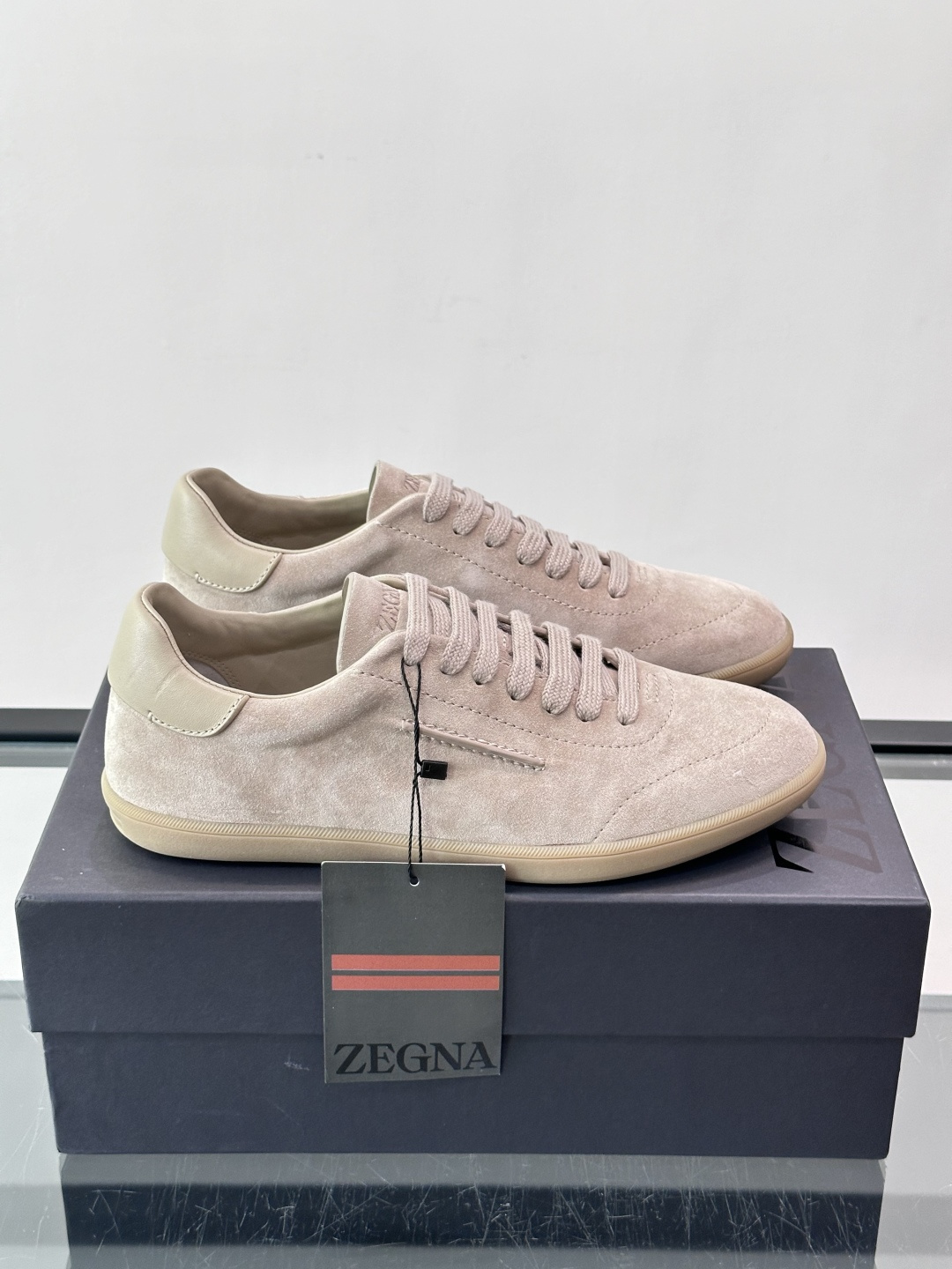 👞Zegna这款老钱风休闲鞋，选用麂皮，质感细腻低调，搭配浅色橡胶鞋底，简约又高级✨。鞋面有品牌标识，细