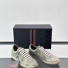 👞Zegna这款老钱风休闲鞋,选用麂皮,质感细腻低调,搭配浅色橡胶鞋底,简约又高级✨。鞋面有品牌标识,细 👞Zegna这款老钱风休闲鞋,选用麂皮,质感细腻低调,搭配浅色橡胶鞋底,简约又高级✨。鞋面有品牌标识,细