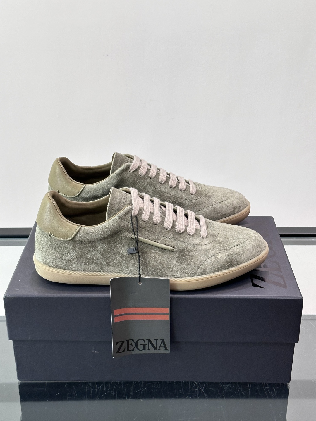 👞Zegna这款老钱风休闲鞋，选用麂皮，质感细腻低调，搭配浅色橡胶鞋底，简约又高级✨。鞋面有品牌标识，细