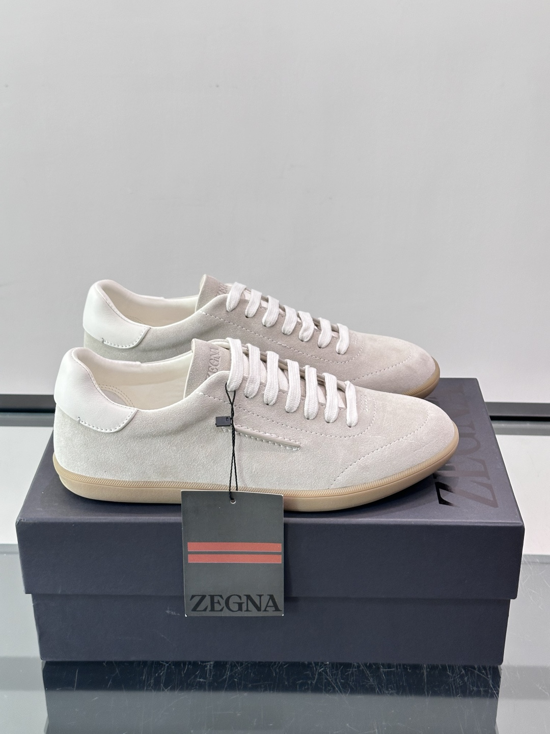 👞Zegna这款老钱风休闲鞋，选用麂皮，质感细腻低调，搭配浅色橡胶鞋底，简约又高级✨。鞋面有品牌标识，细
