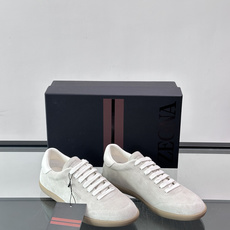 👞Zegna这款老钱风休闲鞋,选用麂皮,质感细腻低调,搭配浅色橡胶鞋底,简约又高级✨。鞋面有品牌标识,细 👞Zegna这款老钱风休闲鞋,选用麂皮,质感细腻低调,搭配浅色橡胶鞋底,简约又高级✨。鞋面有品牌标识,细