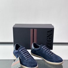👞Zegna这款老钱风休闲鞋,选用麂皮,质感细腻低调,搭配浅色橡胶鞋底,简约又高级✨。鞋面有品牌标识,细 👞Zegna这款老钱风休闲鞋,选用麂皮,质感细腻低调,搭配浅色橡胶鞋底,简约又高级✨。鞋面有品牌标识,细