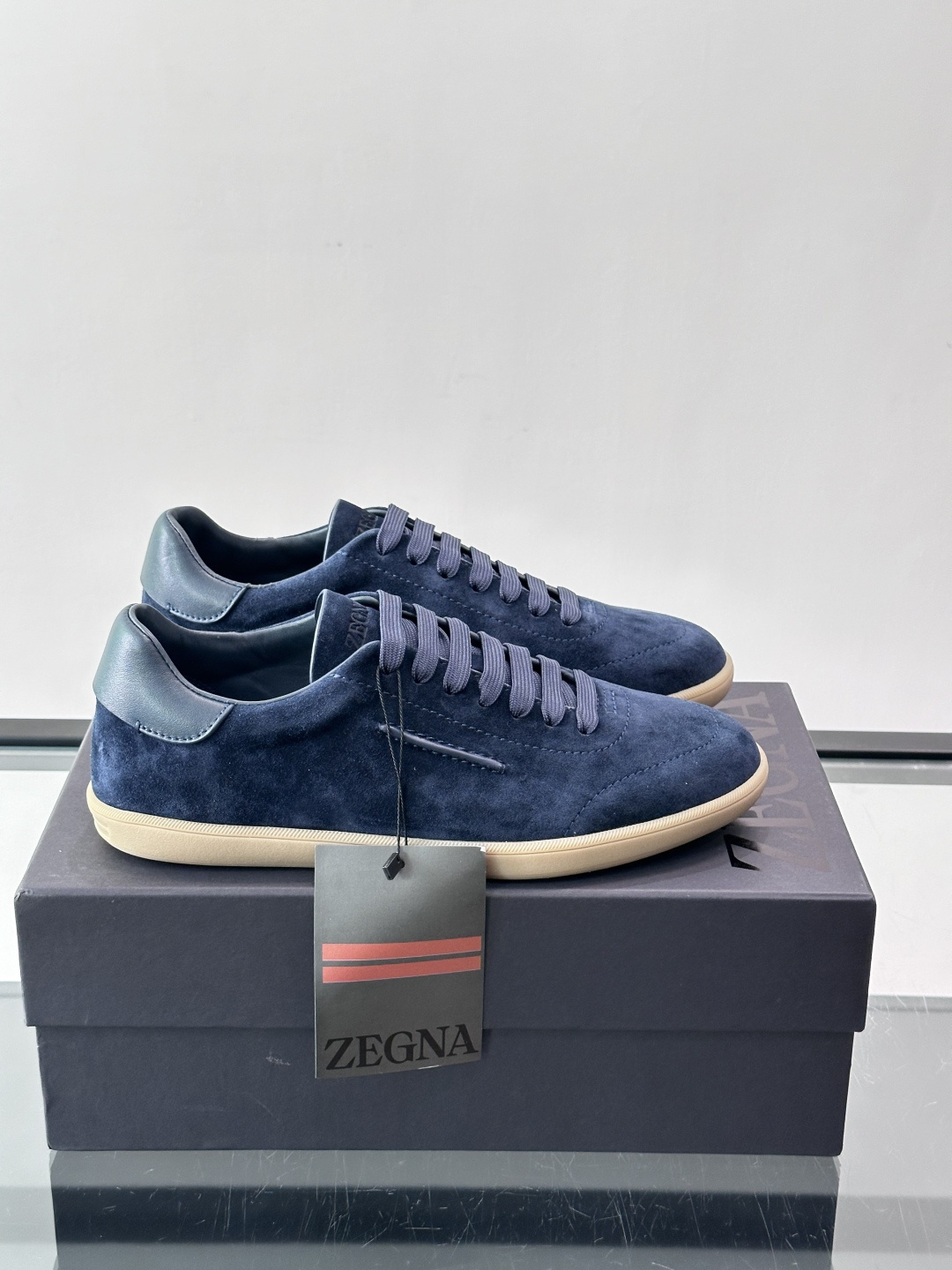 👞Zegna这款老钱风休闲鞋，选用麂皮，质感细腻低调，搭配浅色橡胶鞋底，简约又高级✨。鞋面有品牌标识，细