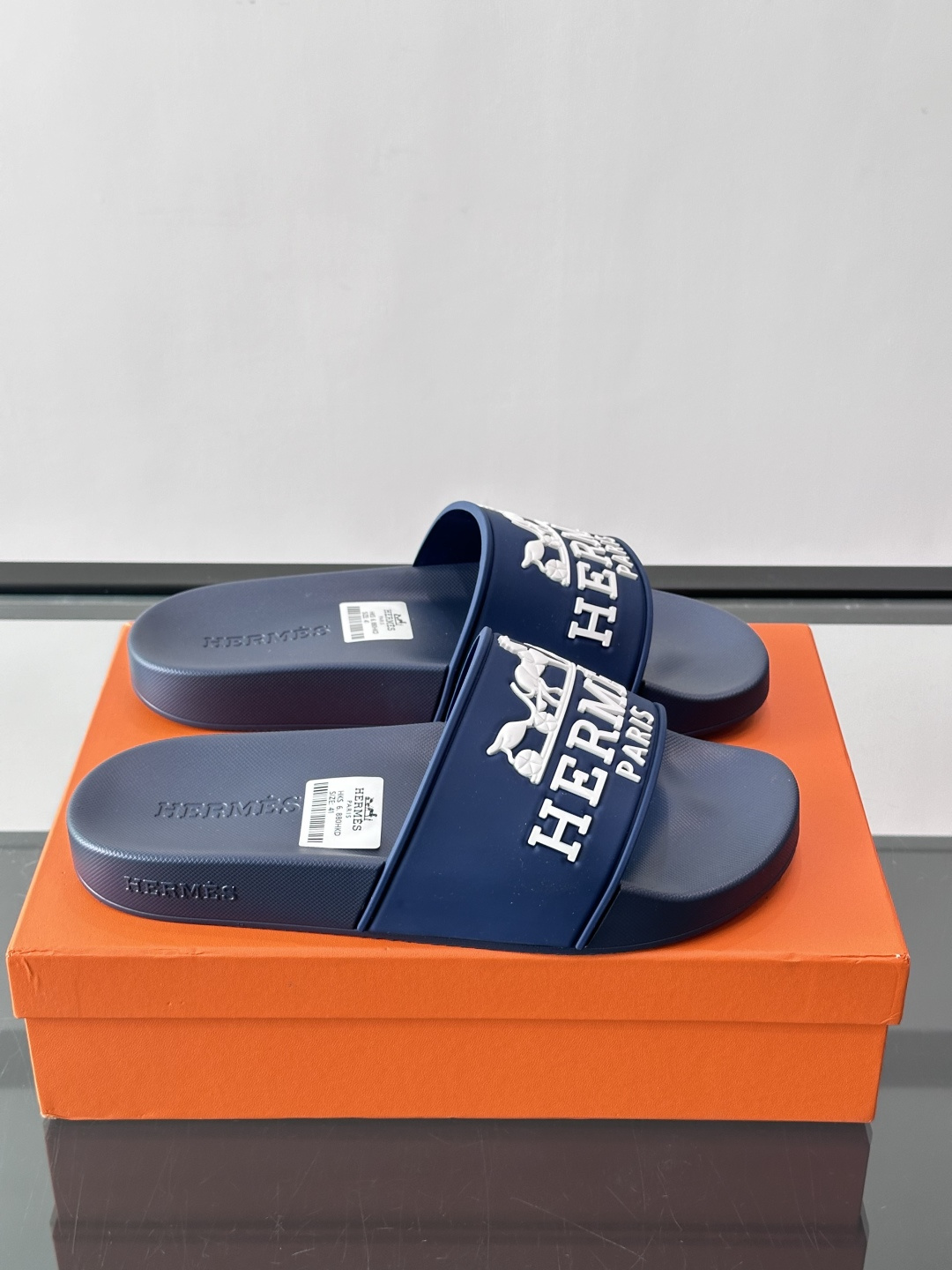 Hermès男士拖鞋，采用柔软橡胶材质，鞋面印有经典马车图案和“HERMÈS PARIS”字样，品牌感满