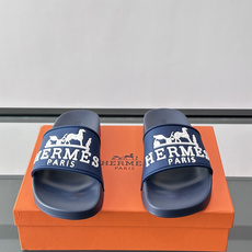 Hermès男士拖鞋,采用柔软橡胶材质,鞋面印有经典马车图案和“HERMÈS PARIS”字样,品牌感满 Hermès男士拖鞋,采用柔软橡胶材质,鞋面印有经典马车图案和“HERMÈS PARIS”字样,品牌感满