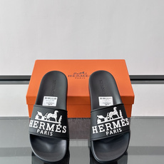 Hermès男士拖鞋,采用柔软橡胶材质,鞋面印有经典马车图案和“HERMÈS PARIS”字样,品牌感满 Hermès男士拖鞋,采用柔软橡胶材质,鞋面印有经典马车图案和“HERMÈS PARIS”字样,品牌感满