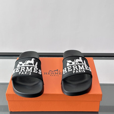 Hermès男士拖鞋,采用柔软橡胶材质,鞋面印有经典马车图案和“HERMÈS PARIS”字样,品牌感满 Hermès男士拖鞋,采用柔软橡胶材质,鞋面印有经典马车图案和“HERMÈS PARIS”字样,品牌感满