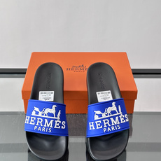 Hermès男士拖鞋,采用柔软橡胶材质,鞋面印有经典马车图案和“HERMÈS PARIS”字样,品牌感满 Hermès男士拖鞋,采用柔软橡胶材质,鞋面印有经典马车图案和“HERMÈS PARIS”字样,品牌感满