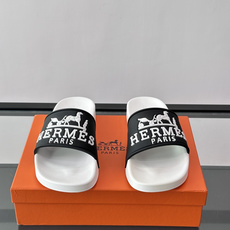 Hermès男士拖鞋,采用柔软橡胶材质,鞋面印有经典马车图案和“HERMÈS PARIS”字样,品牌感满 Hermès男士拖鞋,采用柔软橡胶材质,鞋面印有经典马车图案和“HERMÈS PARIS”字样,品牌感满