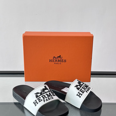 Hermès男士拖鞋,采用柔软橡胶材质,鞋面印有经典马车图案和“HERMÈS PARIS”字样,品牌感满 Hermès男士拖鞋,采用柔软橡胶材质,鞋面印有经典马车图案和“HERMÈS PARIS”字样,品牌感满