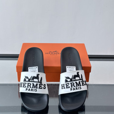 Hermès男士拖鞋,采用柔软橡胶材质,鞋面印有经典马车图案和“HERMÈS PARIS”字样,品牌感满 Hermès男士拖鞋,采用柔软橡胶材质,鞋面印有经典马车图案和“HERMÈS PARIS”字样,品牌感满