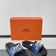 Hermès男士拖鞋,采用柔软橡胶材质,鞋面印有经典马车图案和“HERMÈS PARIS”字样,品牌感满 Hermès男士拖鞋,采用柔软橡胶材质,鞋面印有经典马车图案和“HERMÈS PARIS”字样,品牌感满