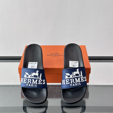 Hermès男士拖鞋,采用柔软橡胶材质,鞋面印有经典马车图案和“HERMÈS PARIS”字样,品牌感满 Hermès男士拖鞋,采用柔软橡胶材质,鞋面印有经典马车图案和“HERMÈS PARIS”字样,品牌感满