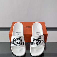 Hermès男士拖鞋,采用柔软橡胶材质,鞋面印有经典马车图案和“HERMÈS PARIS”字样,品牌感满 Hermès男士拖鞋,采用柔软橡胶材质,鞋面印有经典马车图案和“HERMÈS PARIS”字样,品牌感满