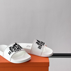 Hermès男士拖鞋,采用柔软橡胶材质,鞋面印有经典马车图案和“HERMÈS PARIS”字样,品牌感满 Hermès男士拖鞋,采用柔软橡胶材质,鞋面印有经典马车图案和“HERMÈS PARIS”字样,品牌感满