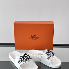 Hermès男士拖鞋,采用柔软橡胶材质,鞋面印有经典马车图案和“HERMÈS PARIS”字样,品牌感满 Hermès男士拖鞋,采用柔软橡胶材质,鞋面印有经典马车图案和“HERMÈS PARIS”字样,品牌感满